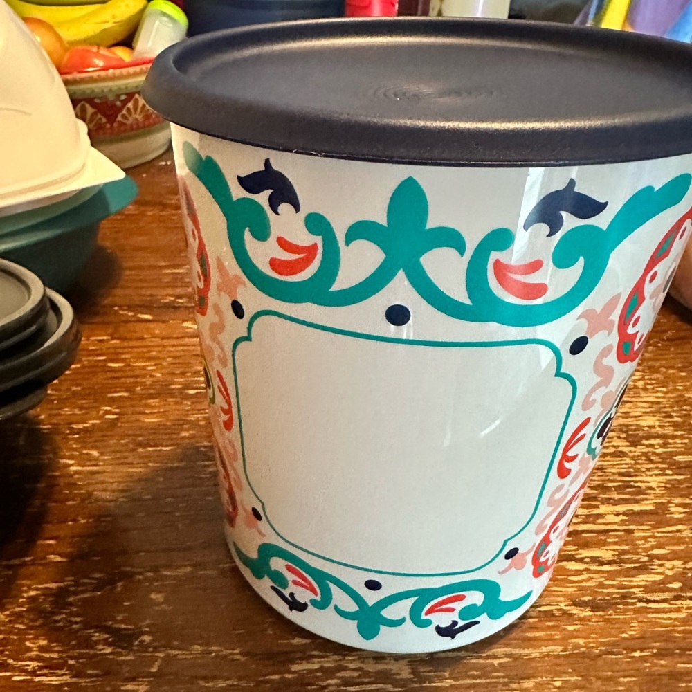 Tupperware canister with lid. 8 cup! Brand new